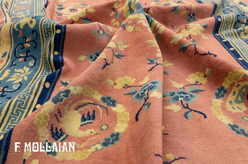 粉红色背景中国北京尼科尔斯古董地毯，奖章中饰有龙 n°:9254