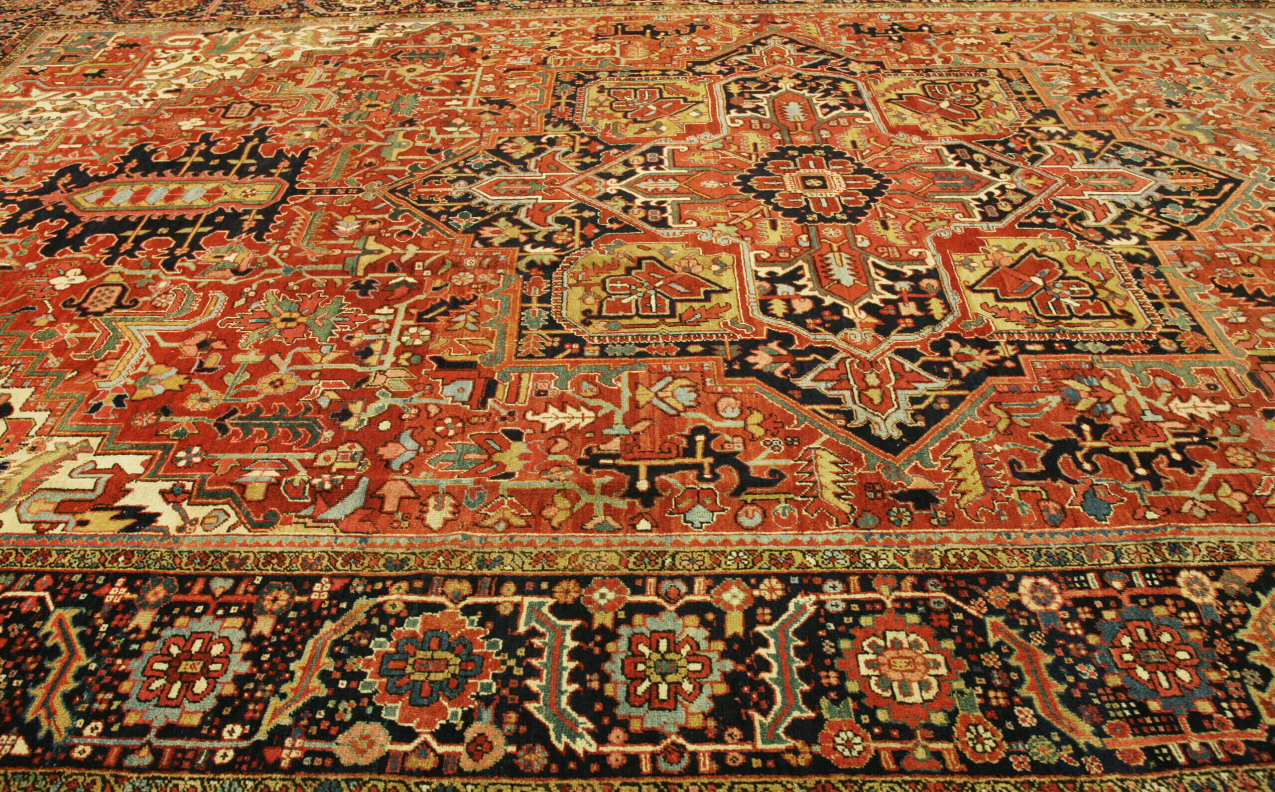 Antique Persian Heriz Carpet n°:71942323