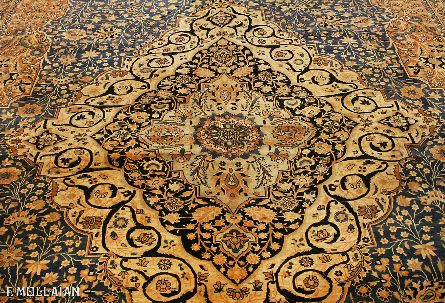 A Large Antique Persian Kashan Mohtasham Carpet (430x341 cm)