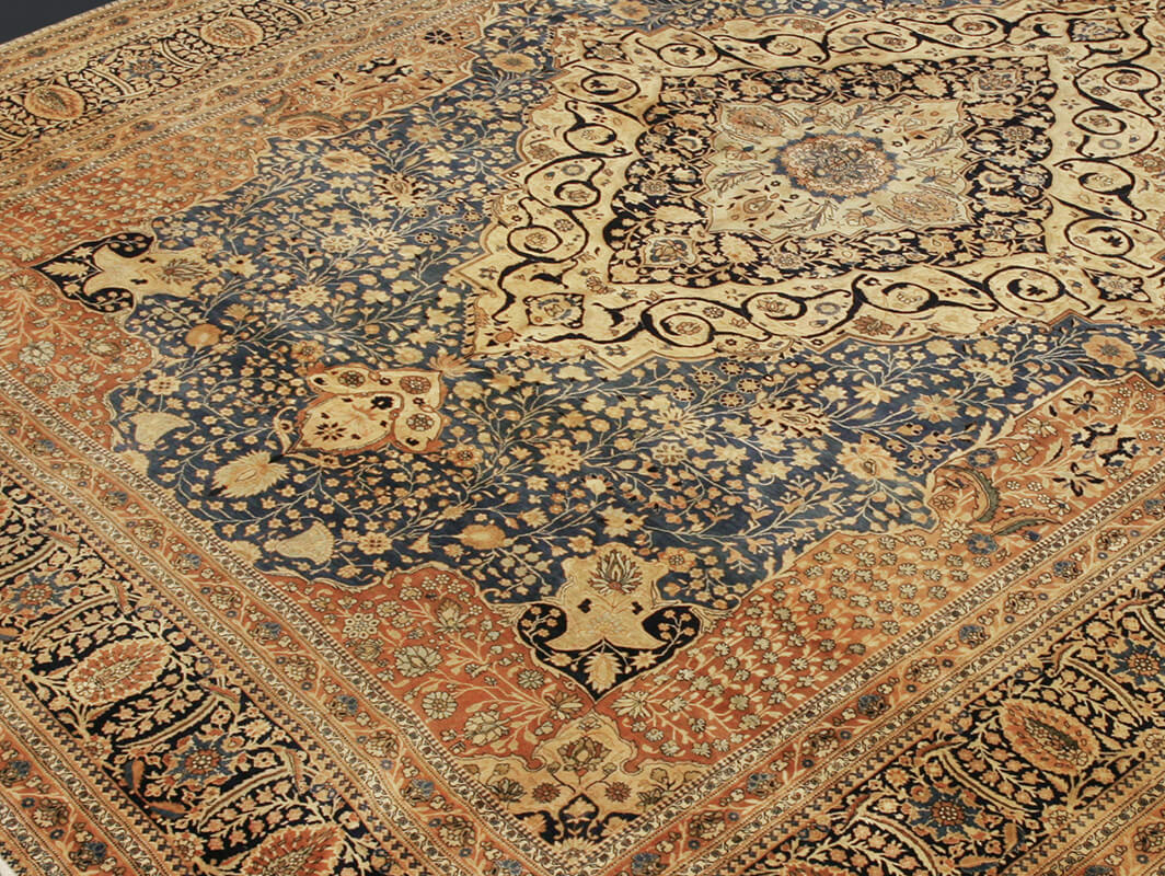 A Large Antique Persian Kashan Mohtasham Carpet (430x341 cm)